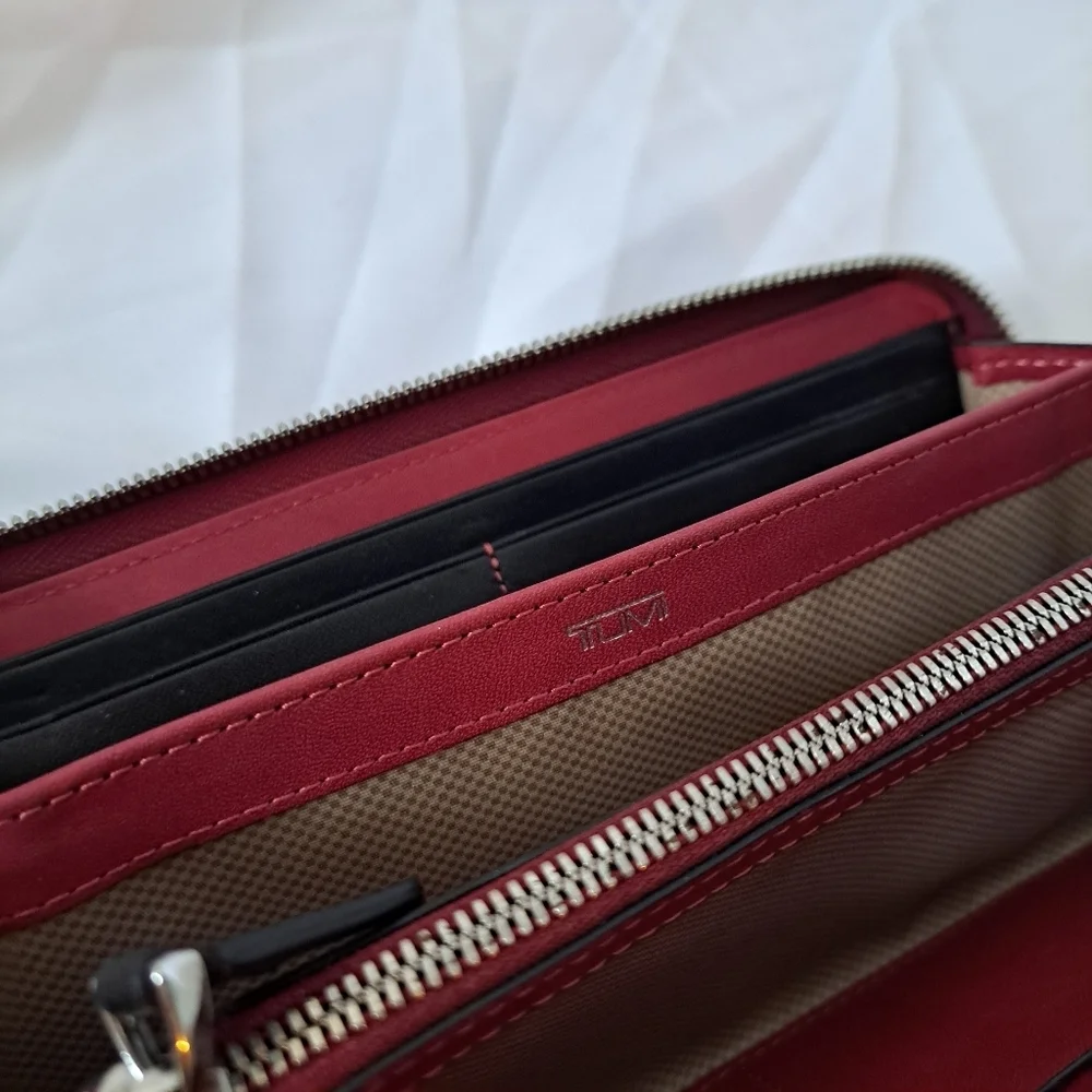 Tumi | Red leather ladies Wallet and black trim - Picture 10 of 14